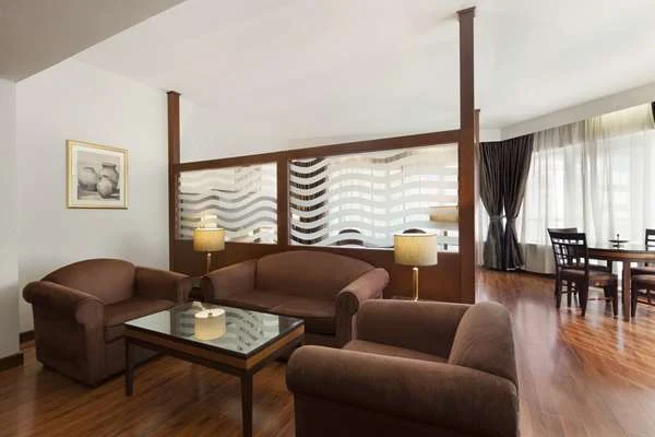 Howard Johnson by Wyndham Bur Dubai - Image 6