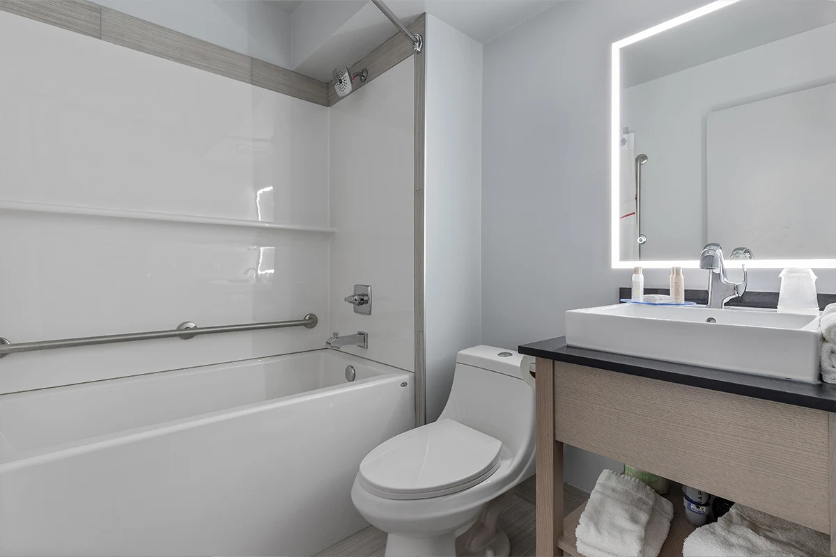 Emerald Hotel & Suites Calgary - Image 7