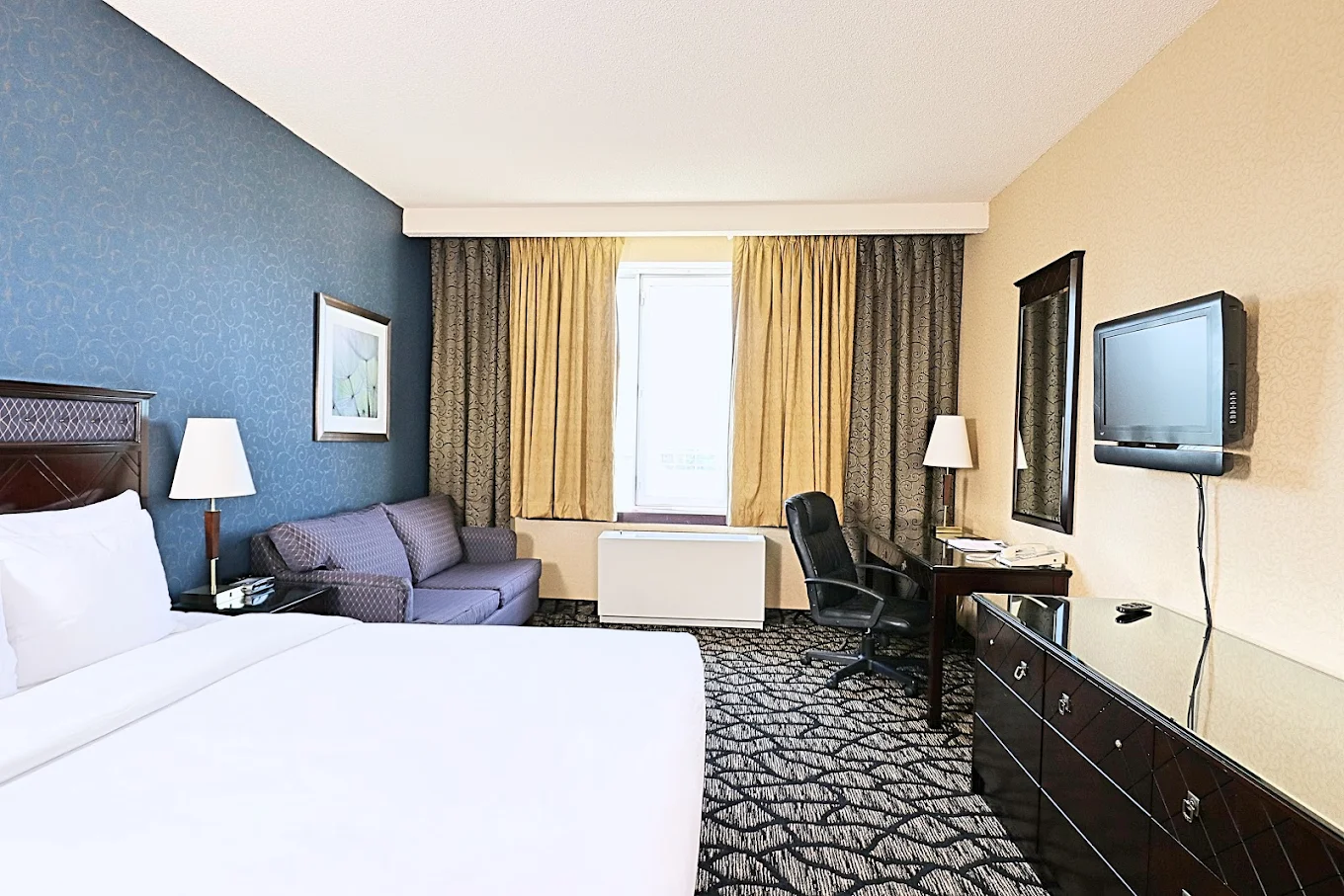 Empire Suites - Image 4