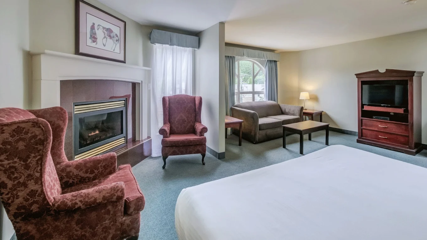 Harrison Lake Hotel - Image 4
