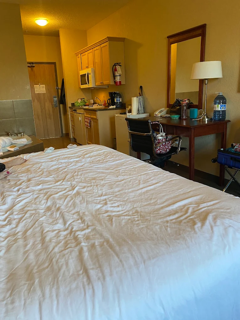 Lakeview Inns & Suites - Fort Nelson - Image 2
