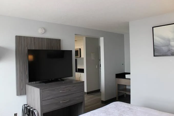 Emerald Hotel & Suites Calgary - Image 2