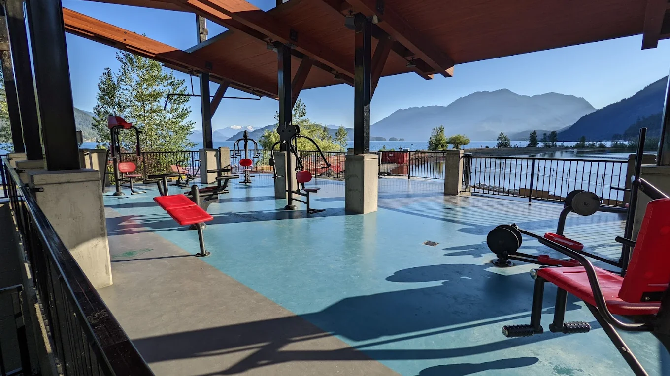 Harrison Lake Hotel - Image 5
